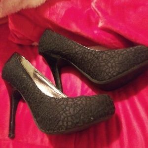 Black print stiletoes